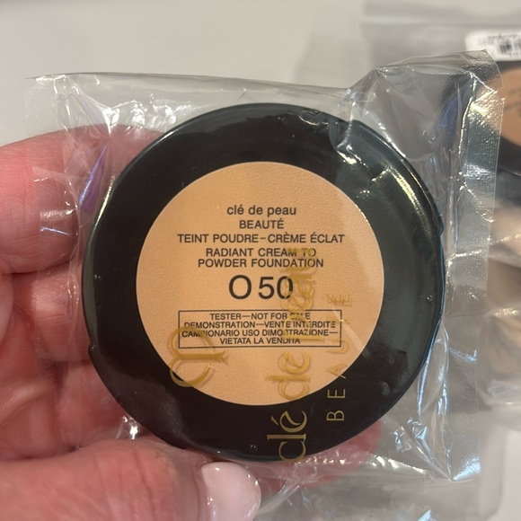 Cle de Peau Radiant Cream to Powder Foundation Refill ~ O50 (only shade) - Picture 4 of 4